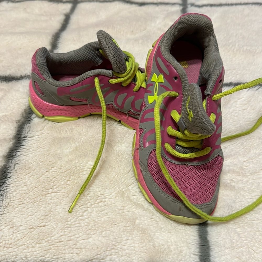 Girls underarmour tennis shoes